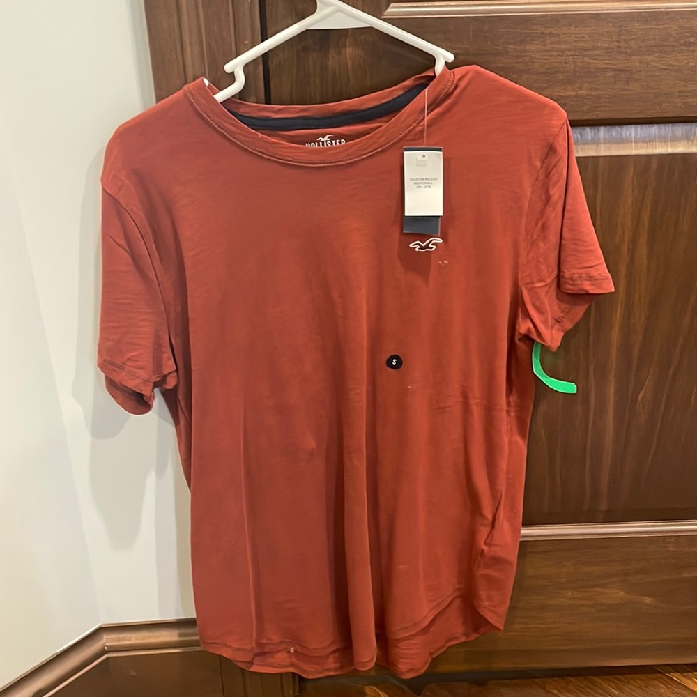 Women’s Hollister burgundy new with tags tee shirt! (size small)